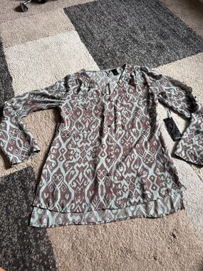 BKE Boutique Women's Printed V-Neck Tunic Top -long sleeve - size Small